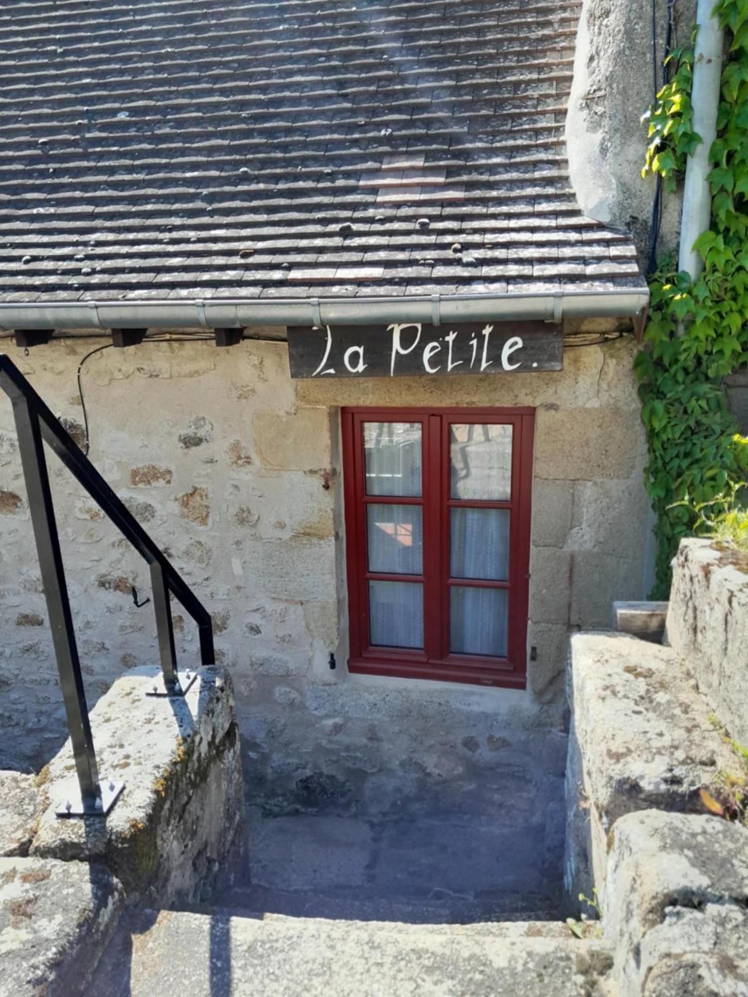 Gite "La Petite" Saint-Benoit-du-Sault Екстер'єр фото